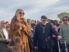 O vocalista do Madness, Suggs, canta uma vigília emocionante para Finbarr Sullivan, 21, que foi morto a facadas em Primrose Hill