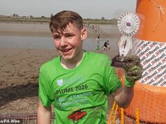 O filho do herói paraolímpico, de 16 anos, enfrenta centenas de corredores vertiginosos em leitos de rios lamacentos para vencer a Maldon Mud Race anual