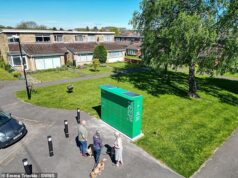 Moradores ‘furiosos’ depois que um armário de pacotes de 2,5 metros de altura ‘mergulhou’ aleatoriamente em um beco sem saída tranquilo