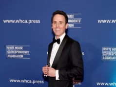 O mentalista Oz Perlman revela o que Melania Trump mostra no bloco de notas segundos antes do início das filmagens no jantar de correspondentes na Casa Branca