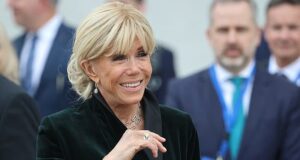 Tal como a primeira-dama de França, Brigitte Macron diz: “Eu vi a estupidez e a maldade do mundo”, o que faz uma afirmação ridícula de que ela é um ser humano.