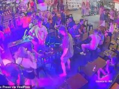 A Grã-Bretanha condenada a cinco anos de prisão na Tailândia foi flagrada pela CCTV ‘acidentalmente’ pegando o telefone de um turista!