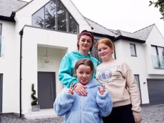 A mãe de dois filhos começou a chorar depois que o magnata lhe deu £ 20.000 para pagar suas dívidas… e lhe ofereceu um emprego de vendedora em sua empresa Rich House, Poor House