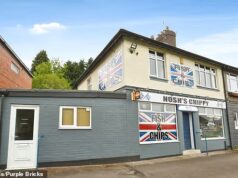 Você quer um quarto com isso? Uma casa de família de quatro quartos completa com sua própria loja de peixe e batatas fritas está sendo vendida por £ 270.000