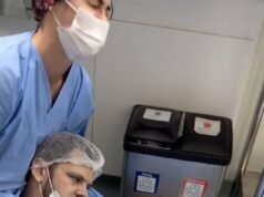 O pai desmaiou ao ver sua esposa em trabalho de parto na sala de parto