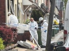 A polícia que investiga o incêndio em uma casa, no qual morreram dois homens e uma mulher de 30 anos, foi presa.