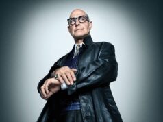 Stanley Tucci revelou que conheceu sua falecida esposa Kate com sua futura esposa Felicity Blunt na estreia de O Diabo Veste Prada, enquanto relembra o trauma de sua batalha contra o câncer, oito anos depois que sua primeira esposa morreu da doença.