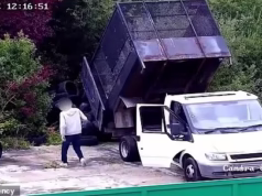 O momento em que quatro camiões basculantes demoliram locais em Londres e despejaram toneladas de resíduos de camiões basculantes