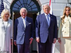 Leitores labiais revelam o aviso pessoal de Trump a Charles momentos após sua chegada… e o rei dá de ombros: ‘Discutiremos isso mais tarde’