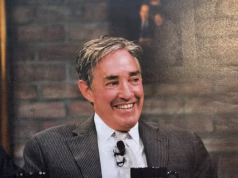 O querido jornalista morreu em um estranho acidente após ser atropelado por um pneu de carro na rodovia