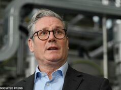 Operação Salve Starmer! Os líderes trabalhistas ameaçaram demitir parlamentares que se rebelaram hoje na votação desprezível, enquanto o primeiro-ministro Gordon Brown é levado em uma tentativa desesperada de se manter firme.