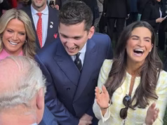 ‘Continue tentando!’: King brinca com o comediante norte-americano que tenta sua melhor imitação de Charles quando o conheceu na Washington Garden Party