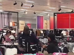 Uma briga caótica estourou em um Kmart enquanto enormes seguranças e lojistas trocavam golpes na frente dos clientes.
