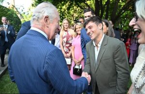 Não gostou de tricotar uma gravata, Tom? A mergulhadora olímpica Daley Bags foi convidada para a King’s Garden Party em Washington, mas sua escolha de roupa não causou impacto.