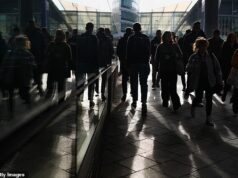 A população do Reino Unido deverá crescer mais lentamente à medida que o saldo migratório diminui, afirma o ONS, atingindo 71 milhões em 2034