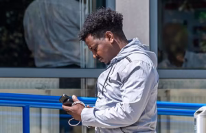 O migrante fugitivo do hotel Bournemouth atacou funcionários da loja Subway e ameaçou clientes – antes de ser pego quando voltou horas depois como motorista do Just Eat