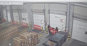 A gangue mascarada do momento roubou motocicletas no valor de £ 140.000 do armazém depois que a polícia suspeita que um funcionário deixou a porta da veneziana aberta