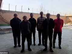 Manifestantes iranianos cantam bravamente juntos na prisão antes de serem enforcados pelos algozes do regime