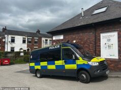 Os dois foram presos após uma batida policial contra agentes funerários com equipes de policiais forenses e cães farejadores.