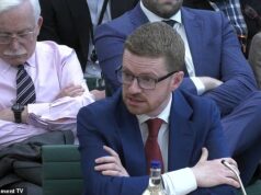 O homem olha para baixo enquanto presta depoimento aos parlamentares sobre o escrutínio de Morgan McSweeney Mandelson.