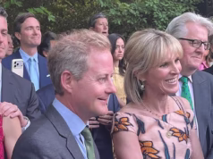 O padrinho e ‘bobo da corte’ do príncipe Louis, Guy Pelley, certa vez apelidou William e Harry de chave para sua briga com o rei Charles em uma festa no jardim durante uma visita de estado aos EUA.