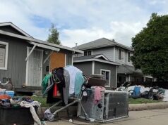 Moradores de uma rua tranquila da Califórnia, furiosos com o lixo e o lixo se acumulando do lado de fora da casa suja do vizinho: ‘Precisamos de ajuda’