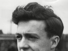 A bola usada para o chute inicial das crianças após ser contrabandeada para fora do campo e entregue ao jogador 63 anos após o último confronto do Old Firm