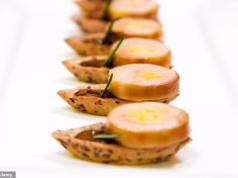 Manifestantes despertos migram para restaurantes chiques e pedem a proibição da controversa comida preferida há séculos.