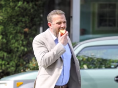 Ben Affleck troca cigarros de marca registrada por algo mais saudável para fazer tarefas em Los Angeles