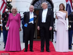 Melania Trump atraiu comparações com Jackie Kennedy por seu ‘deslumbrante’ vestido de jantar rosa sem alças
