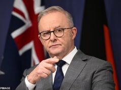 Cena selvagem Anthony Albanese comparece enquanto manifestantes invadem a função da Câmara de Minerais e Energia WA