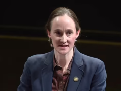 A prefeita de Seattle, Katie Wilson, saiu correndo da entrevista coletiva após o tiroteio