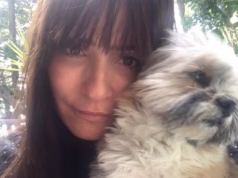 Designer das estrelas consegue uma vitória legal de US$ 100.000 depois que um ataque ‘violento’ de cachorro a deixa com ferimentos para o resto da vida, tão graves que ela pode trabalhar alguns dias por semana