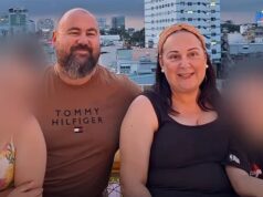 Mãe australiana ’em busca de atenção’ que fingiu o câncer do filho e recebeu milhares de doações é presa