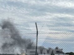 Emergência no aeroporto de Parafield enquanto o hangar pega fogo enquanto um pequeno avião cai