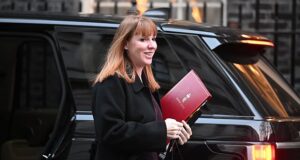 Starmer ‘pede a Angela Reiner para voltar ao Gabinete’ enquanto ela ‘planeja uma remodelação na próxima semana’ e faz um grande discurso para evitar o desastre eleitoral