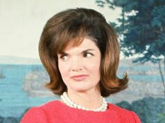 Melania Trump canaliza Jackie O: A primeira-dama tira uma página do livro de alfaiataria do falecido ícone do estilo da Casa Branca