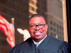Juiz de Chicago liberta suspeito de ladrão com monitor de tornozelo antes de violência violenta contra funcionária de loja … Agora, um policial da cidade foi assassinado