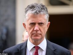 Será que um segundo líder trabalhista assumiu um cargo importante sem primeiro obter autorização de segurança? Agora Kier Starmer está enfrentando questões sobre cheques do negociador de Chagos, Jonathan Powell
