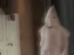 A pequena cidade da Nova Inglaterra ficou chocada no meio da noite quando os moradores revelaram que os tinham visto escondidos nas ruas.