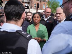 Kimi Badenoch alerta sobre ‘epidemia de violência’ contra o povo judeu enquanto o líder conservador diz ‘precisamos drenar o pântano’ na visita ao local do ataque de Golders Green