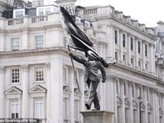 Este é o último Banksy de Londres? A estátua misteriosa do homem cego pela bandeira gera especulações