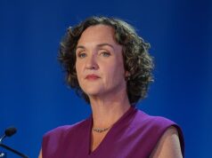 Katie Porter enfrenta reação negativa por e-mail de Trump cheio de palavrões dias após tentativa de assassinato no WHCD