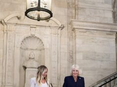 A Rainha participou de uma recepção repleta de estrelas com Sarah Jessica Parker e Anna Wintour na Biblioteca Pública de Nova York e fez um presente surpresa para a coleção do marco.