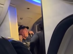 Momento selvagem Passageiro irritado tenta abrir a porta de saída de emergência em voo atrasado da Delta em meio ao caos da tempestade