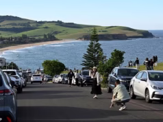 Como os moradores da ‘rua mais bonita’ da Austrália carregaram ônibus suficientes com turistas estrangeiros: moradores locais descontentes ligam sprinklers e gritam com os visitantes