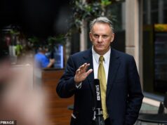 Mark Latham condenado a pagar US$ 100 mil ao rival por comentários homofóbicos feitos nas redes sociais