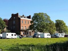 Os viajantes tornam a vida dos residentes um ‘inferno’ quando eles montam acampamento a poucos metros da delegacia de polícia e de £ 750.000 para casa