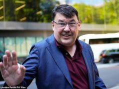 O criador do padre Ted, Graham Linehan, chamou a ativista transgênero de ‘incel nojento’ antes de quebrar seu celular, ouviu o tribunal