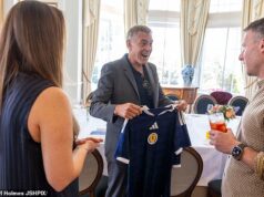 Do Ocean’s XI ao Clarke’s XI: George Clooney surpreendeu com um presente de strip-tease de futebol da Escócia durante uma viagem de caridade